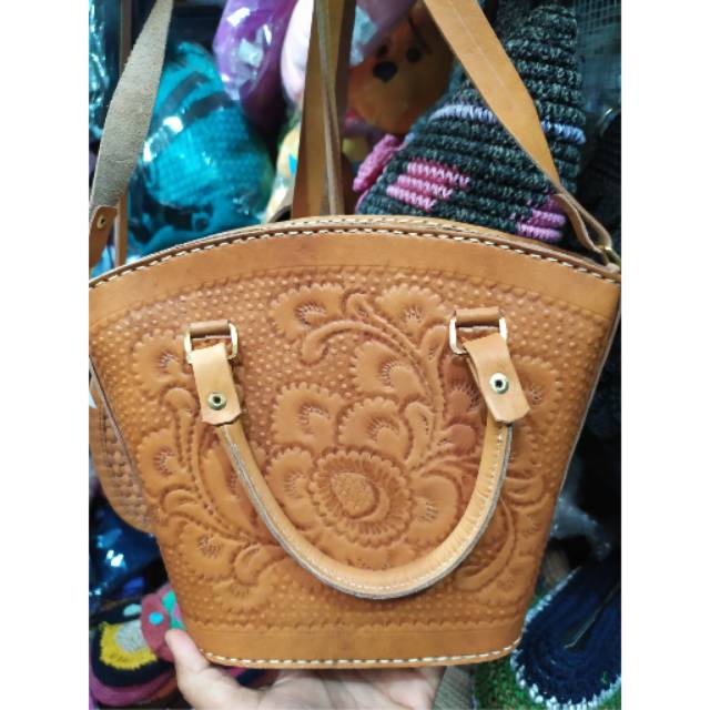 (BISA COD) TAS SELEMPANG KULIT BENTUK EMBER DENGAN HANDLE BAHAN KULIT ASLI 20x17x7 cm - SLING BAG