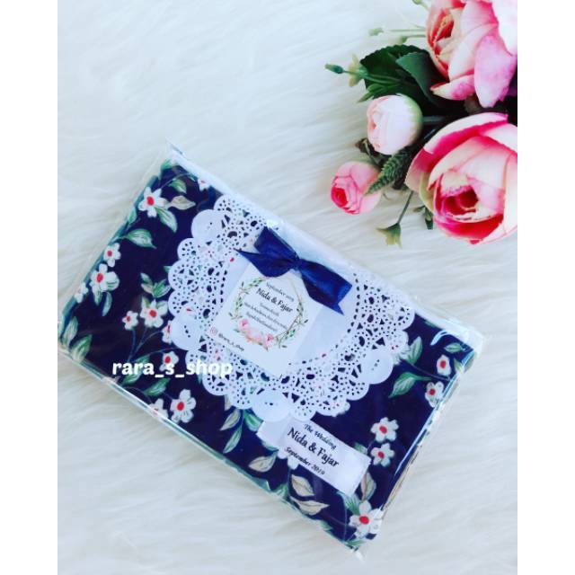 

Dompet souvenir dengan label nama