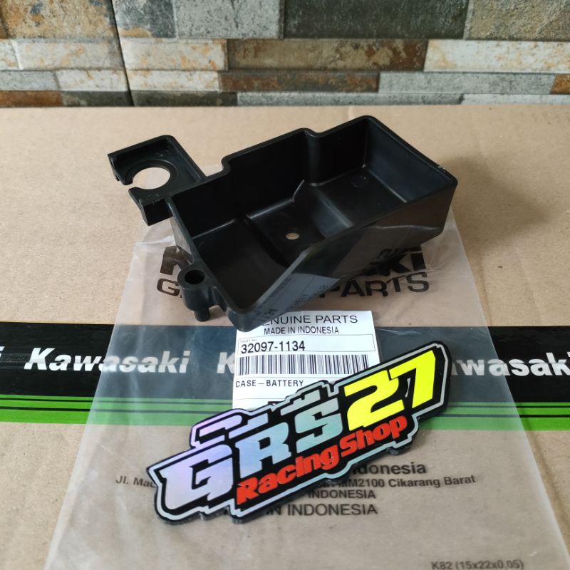 TATAKAN WADAH TEMPAT COVER BAWAH AKI ACCU NINJA R SS 150 CASE BATTERY 32097-1134 ORI ORIGINAL KAWASA