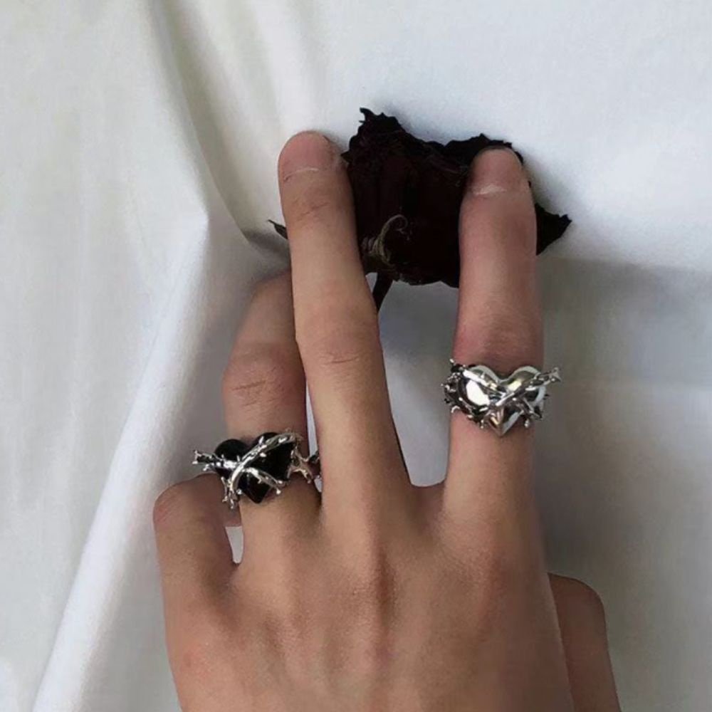 Cincin Bentuk Hati Bahan Alloy Warna Hitam Silver Gaya Punk Gothic Untuk Pria Dan Wanita