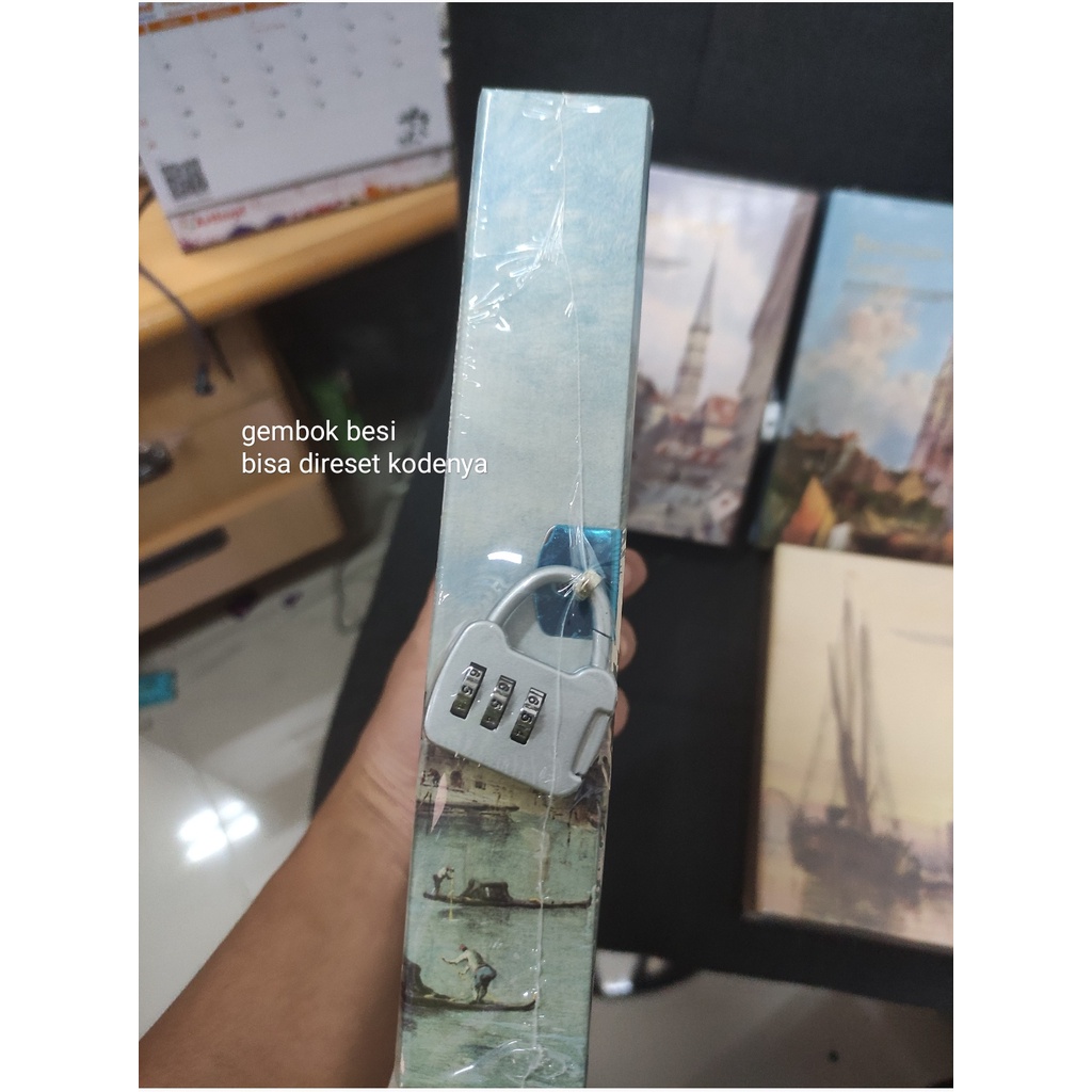 

Buku Agenda Wengu Gembok The Other Side of Castle 15x21x4 Cm Isi 114 Halaman ( HARAP BACA. MAU