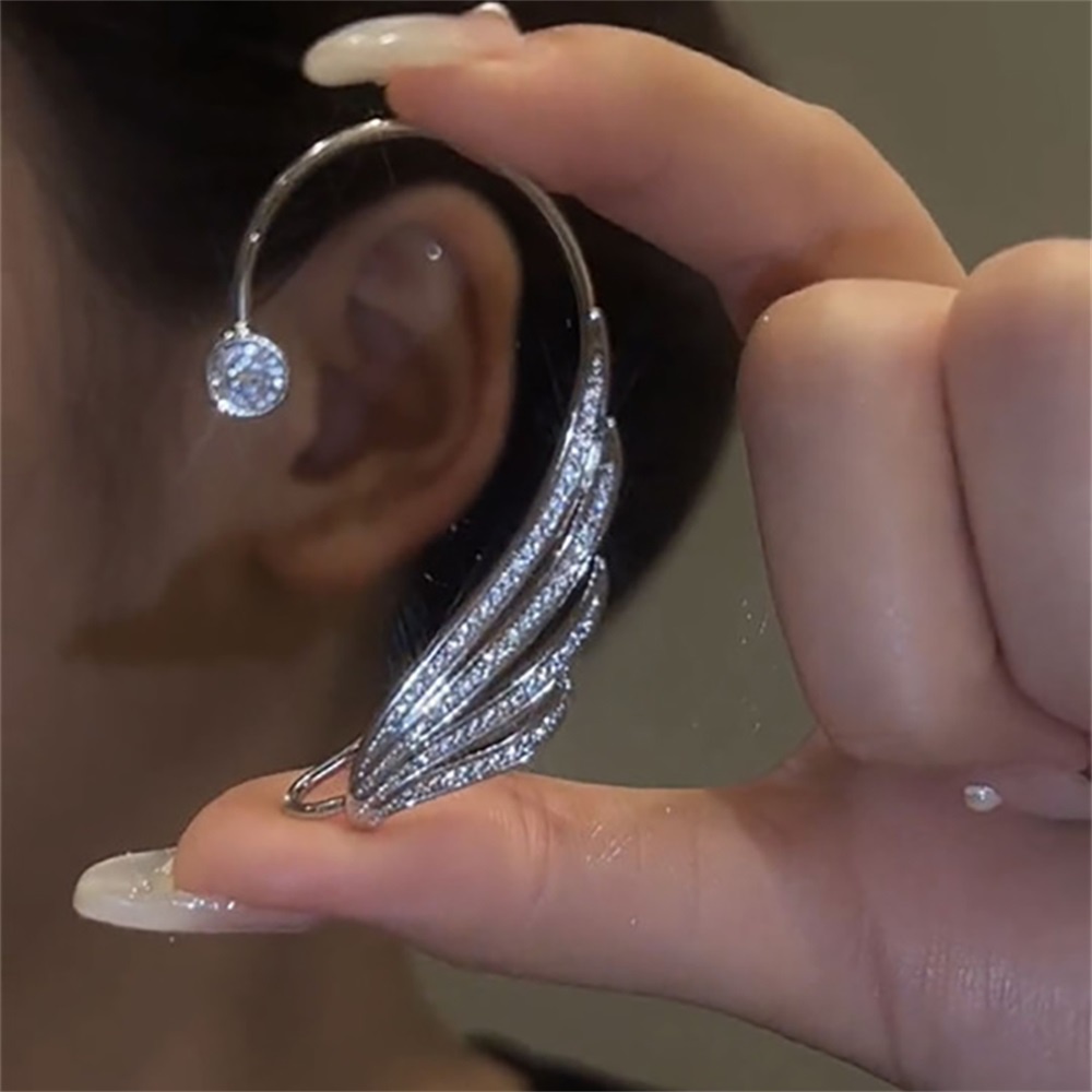 Anting Klip Telinga Bentuk Sayap Bahan Logam Aksen Kristal Sparkling Untuk Wanita