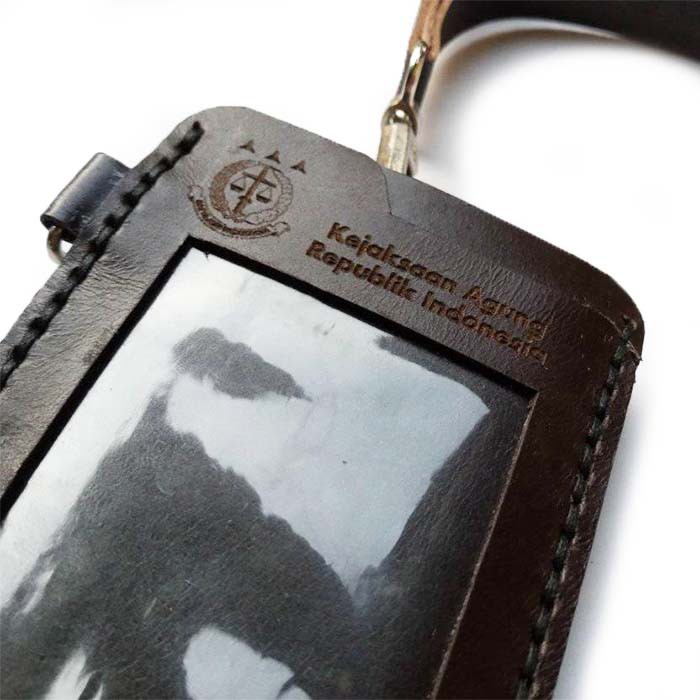 

Name Tag Id Kulit Asli Logo Kejaksaan Agung Warna Coklat Tua Garansi 1 Tahun - Id Card Holder