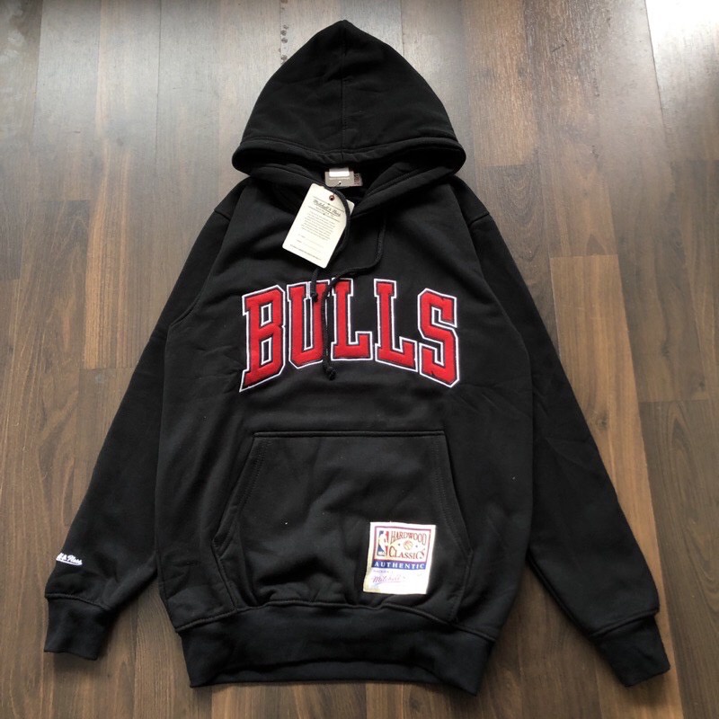 hoodie CHICAGO BULLS X MITCHELL&amp;NESS warna hitam full tag bordir timbul sweater terlaris bisa cod