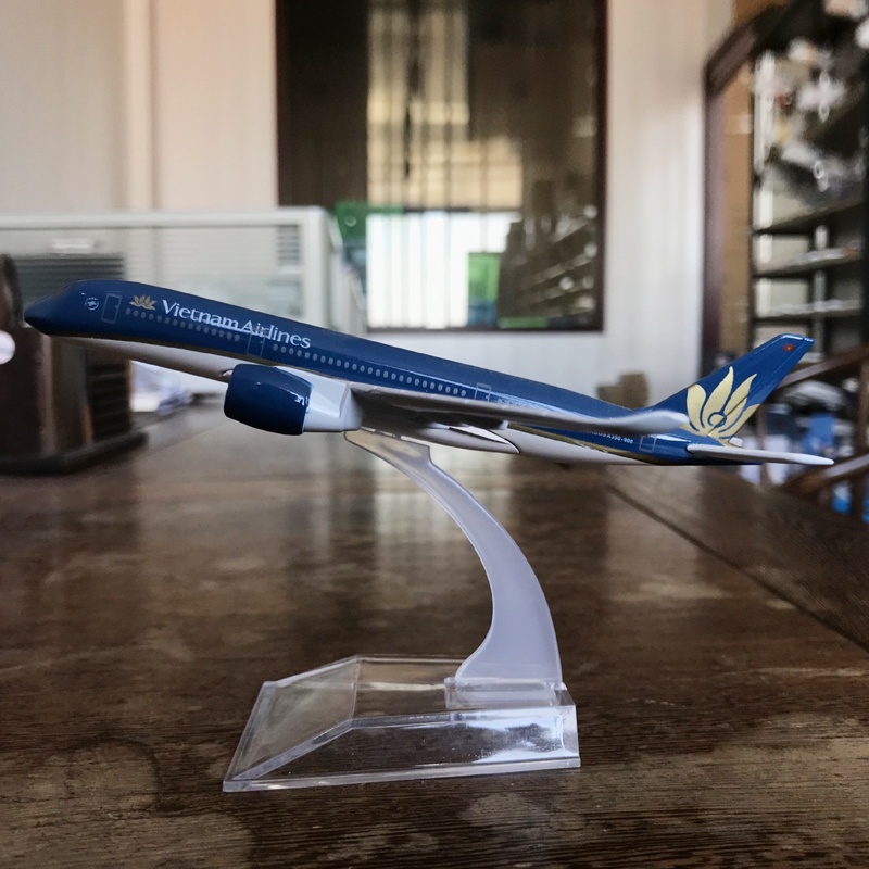 Model Pesawat Terbang Vietnam Airlines Boeing 777 787 A350 Airbus 320 Bahan Alloy Ukuran 16CM