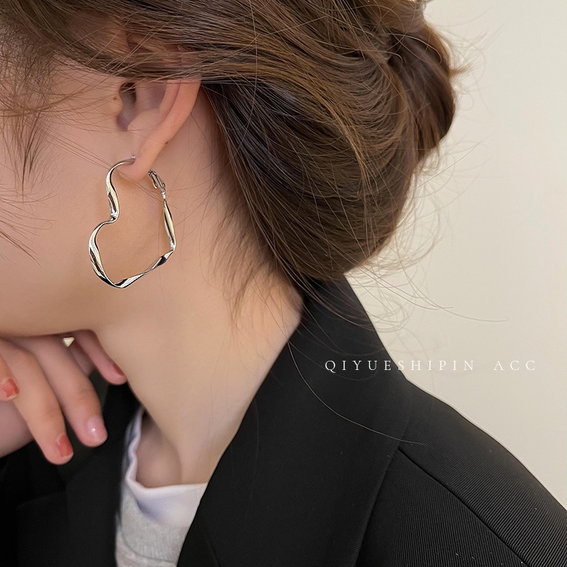 Anting Bentuk Hati Gaya Simple