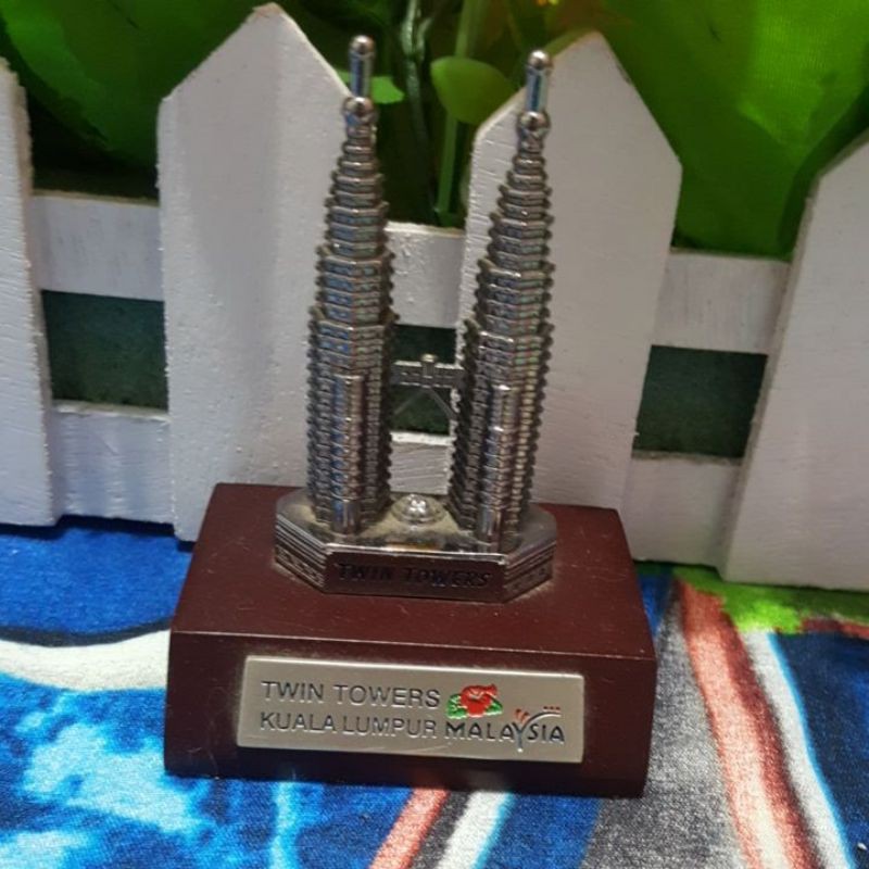 Figure Twin Tower ori Malaysia