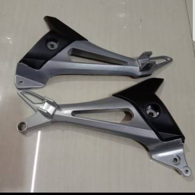 Dudukan footstep/ injakan kaki belakang REVO LAMA