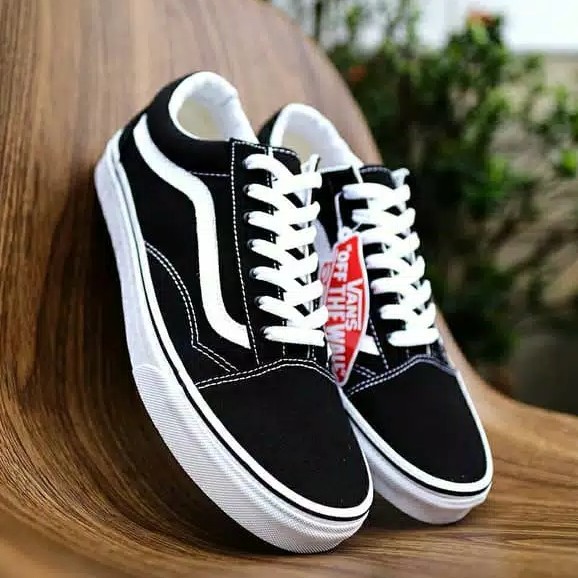 sepatu pria oldskool black white sneakers terlaris keren abis sepatu pria OS tanpa box