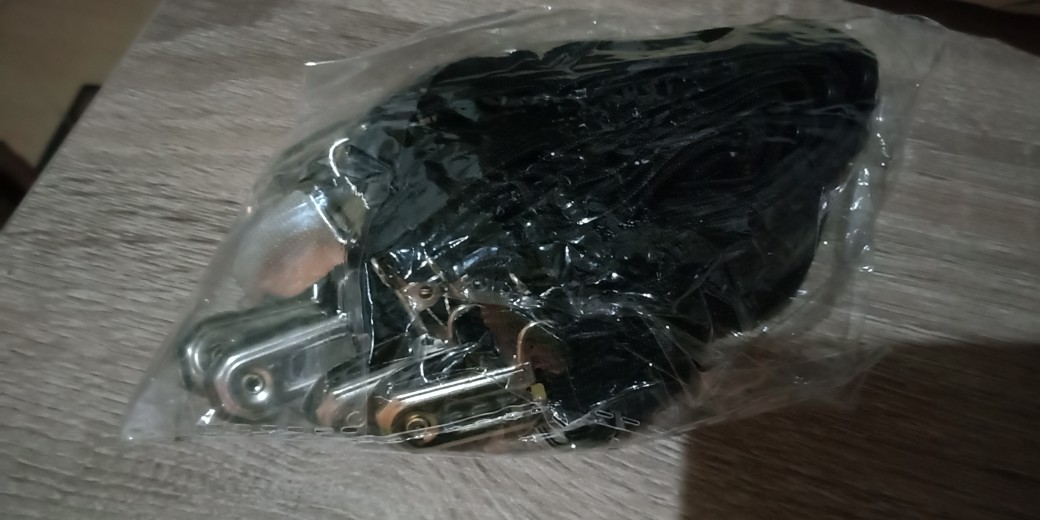 Penjepit Sprei Dengan 3 Kaki Penjepit / Bed Sheet Grips Besi - Sheet Gripper Kait Ujung Sprei