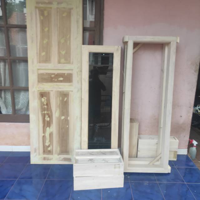 Pintu bahan kayu manglid