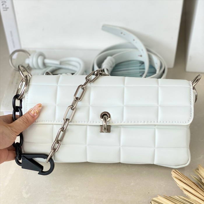 Tas Charles And Keith Chunky Chain Quilted Crossbody Shoulder Bag - White Promo