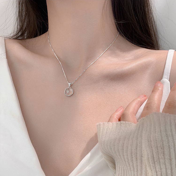 Kalung Rantai Klavikula Hias Liontin Lingkaran Kalsedon Warna Silver Putih Gaya Minimalis Untuk Wanita