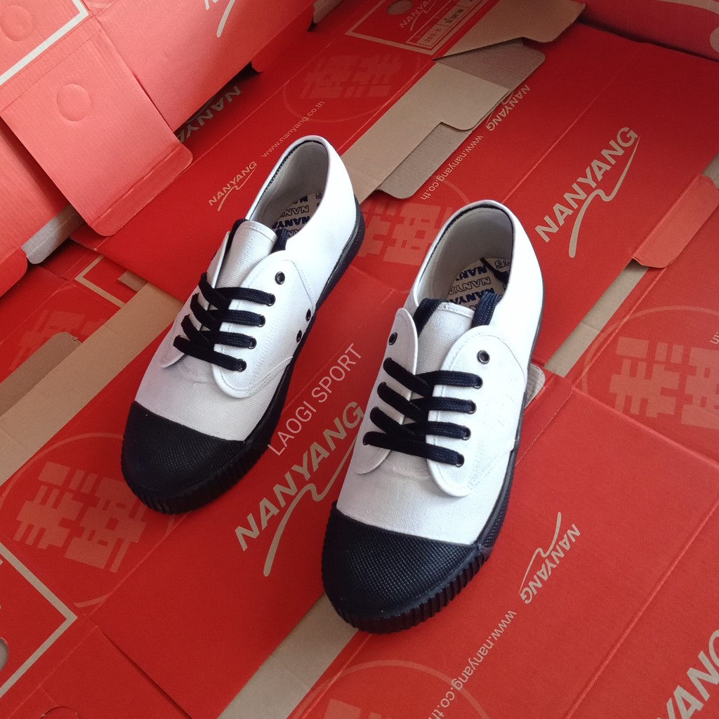 Sepatu nanyang motif putih hitam polos