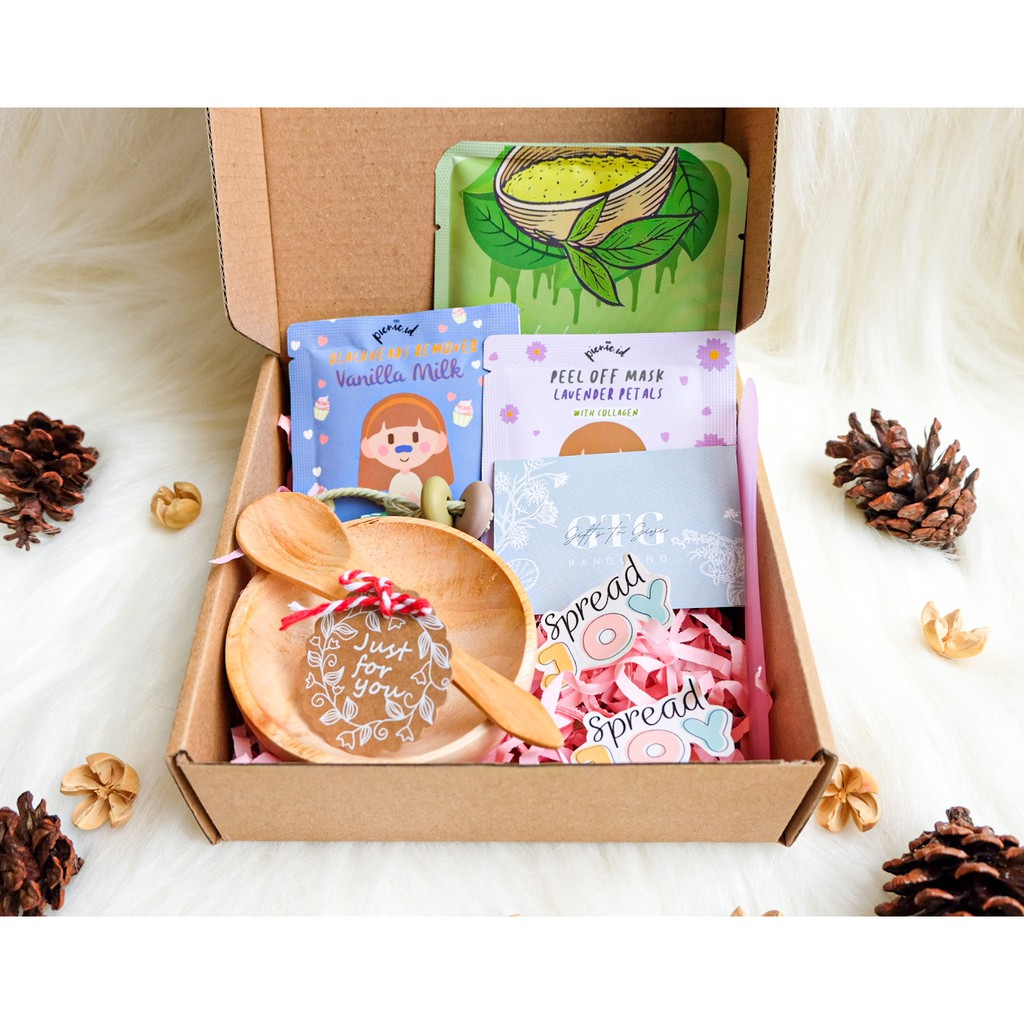 

Gift Box Bingkisan Hampers Kado ulang tahun cewek Graduation Box Birthday Box Masker Organik 05
