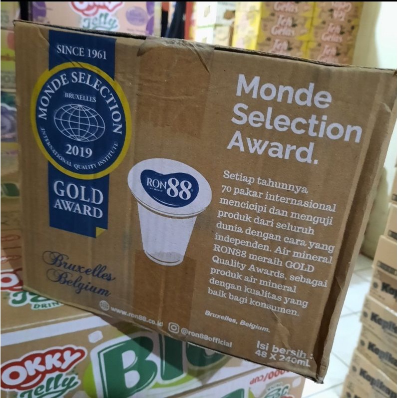 

Ay00! RON 88 GELAS 240ML 1 DUS ISI 48 GELAS