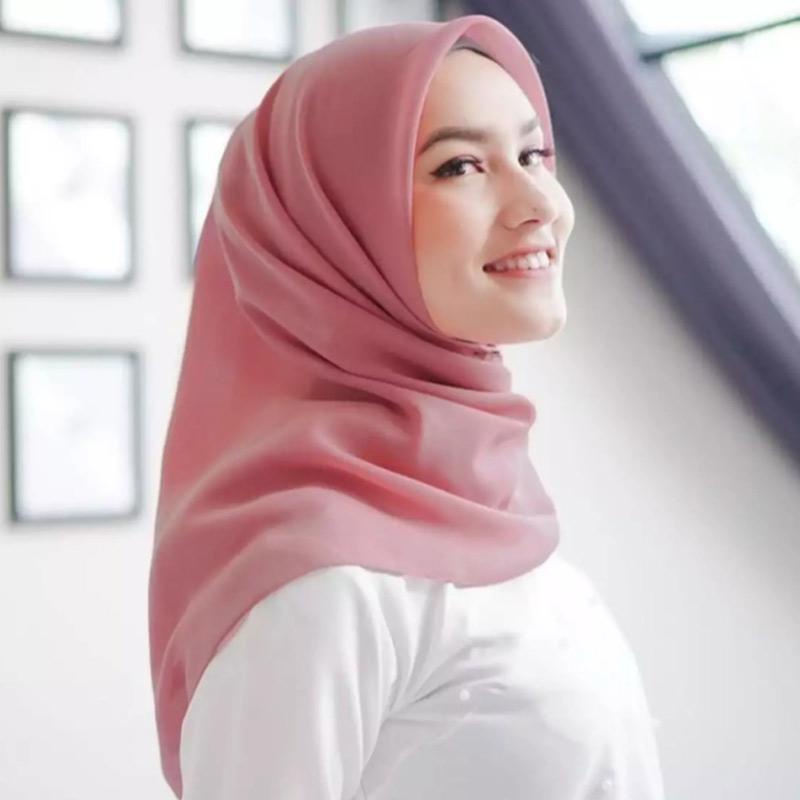 Hijab BELLA Square - Jilbab Kerudung Polycotton Segiempat Warna Polos