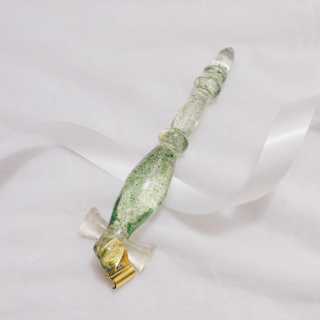 

Calligrafia Glitter Clear Resin Carrot Oblique Holder in Green