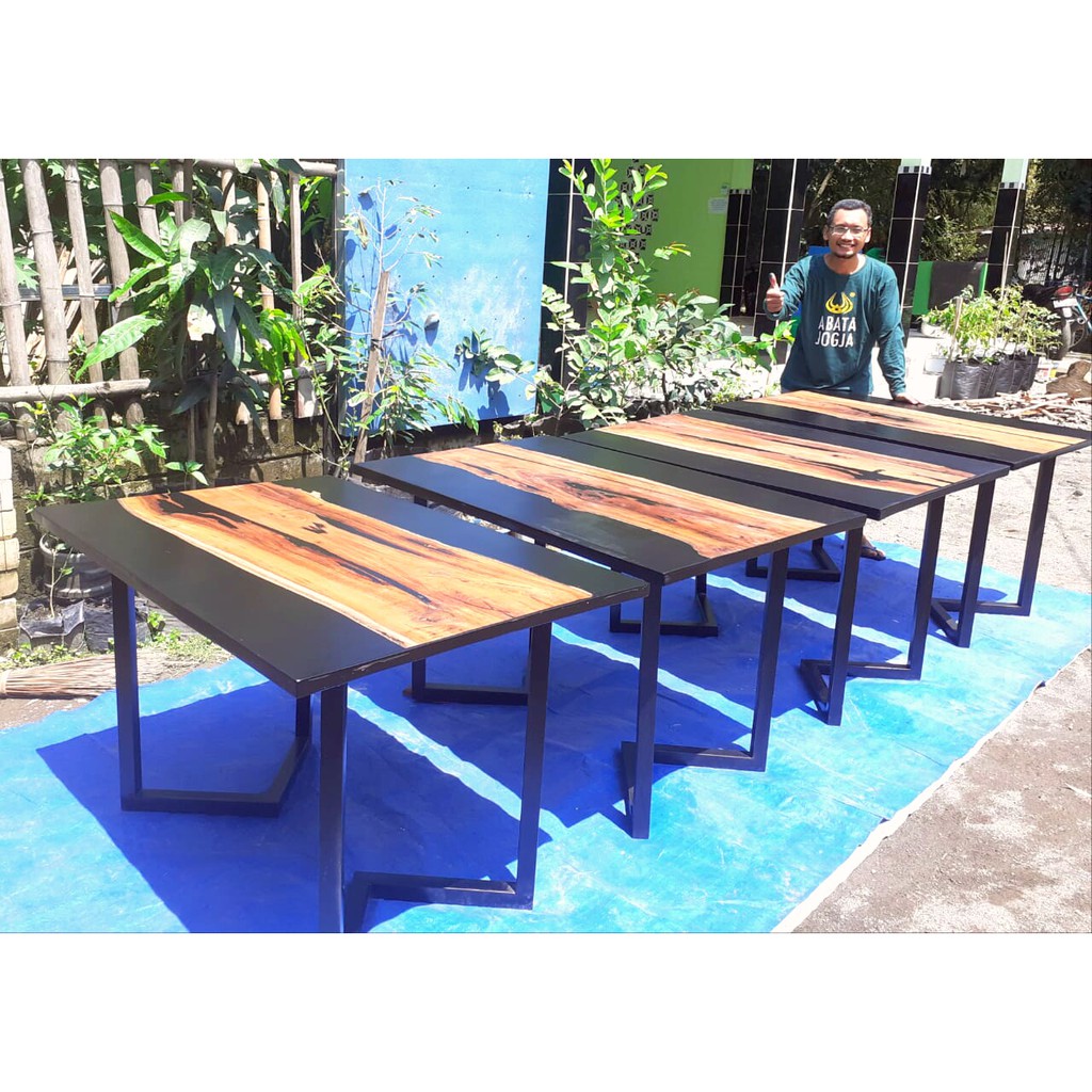 Meja Tamu Minimalis Bahan Kayu dan Resin Bening Bentuk Panjang