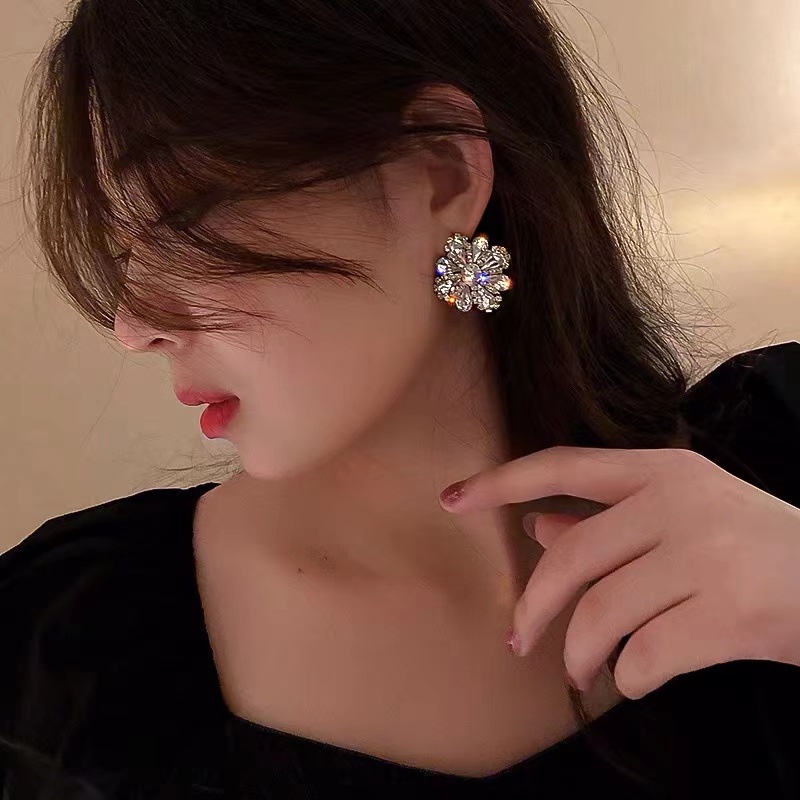 Anting Tusuk Desain Bunga Hias Berlian Gaya Trendy / Simple Untuk Wanita