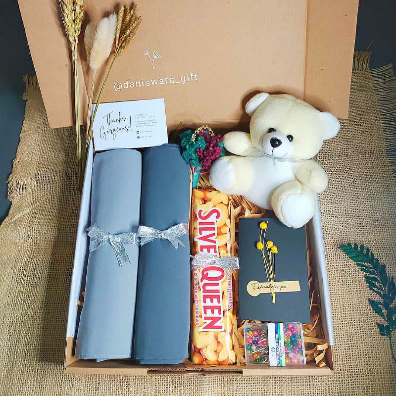 

HAMPERS HIJAB PASHMINA PAKET GREY