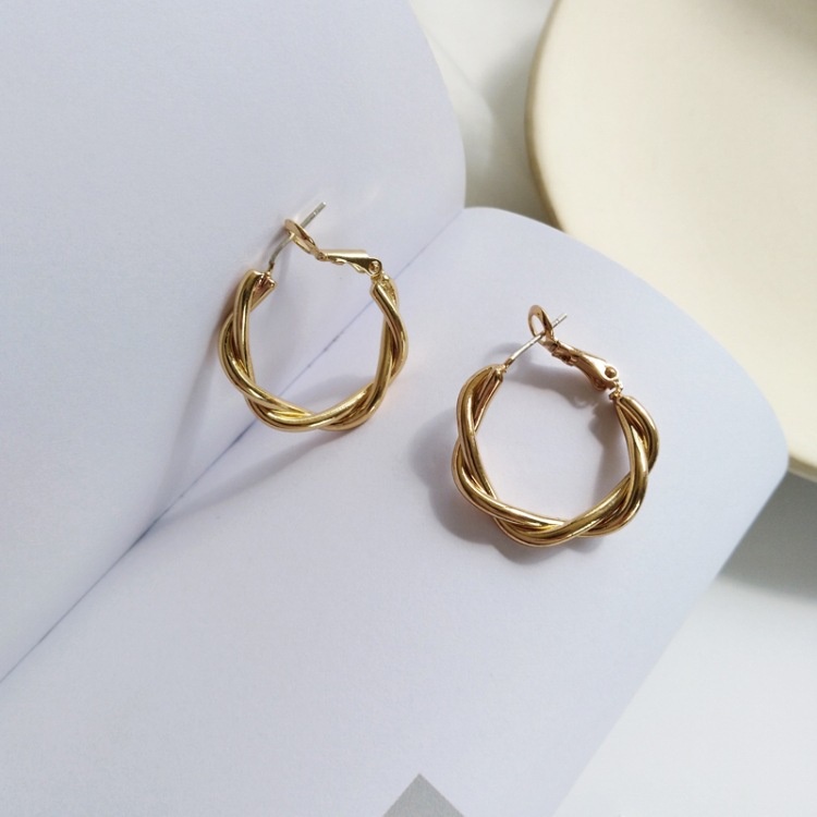 Anting Model Twist Untuk Aksesoris