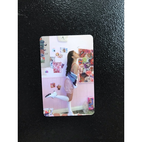 PHOTOCARD YERI QUEENDOM ANGKAT KAKI/BERDIRI (GIRLS VERSION)