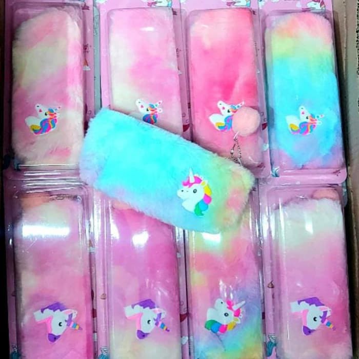 

TEMPAT PENSIL BAHAN BULU MOTIF UNICORN DENGAN GANTUNGAN POMPOM