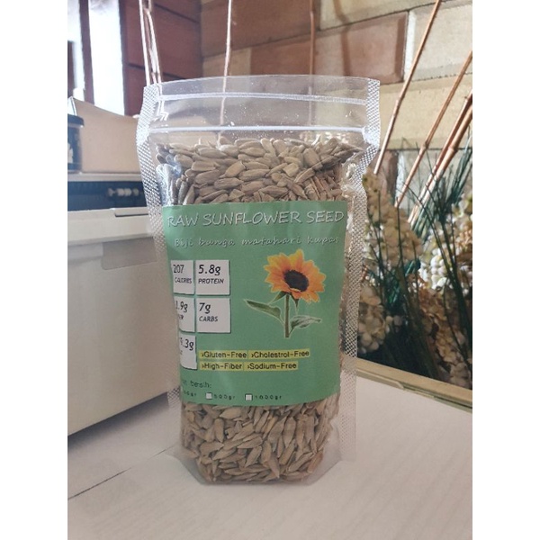 

biji bunga matahari kupas 250 gram / raw sunflower seeds / kuaci kupas mentah