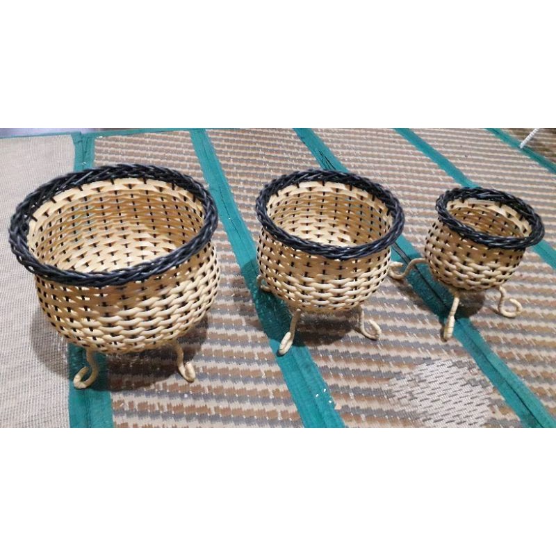 Pot Bunga Gendok Rotan Sintetis Kaki Besi 1 set