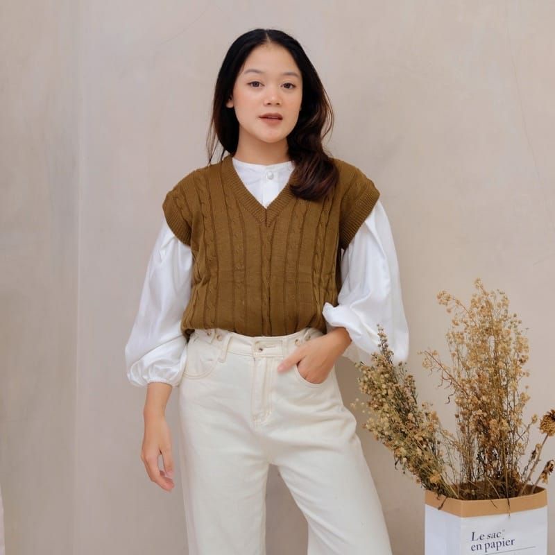 Knit vest by edmee outfit