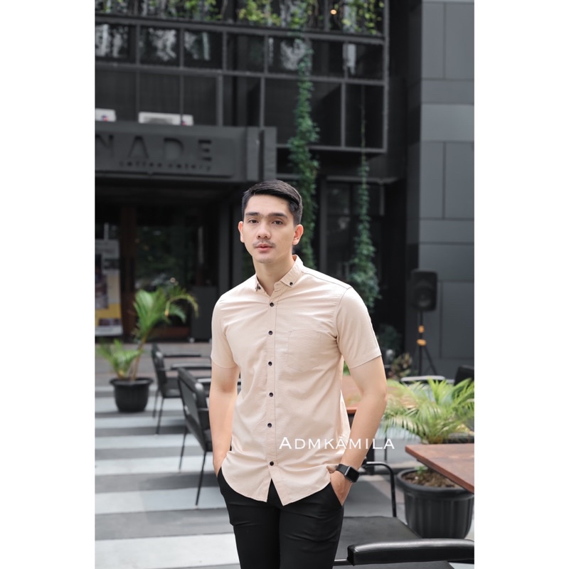 Kemeja pria polos slimfit kasual basic HeM lengan pendek krem