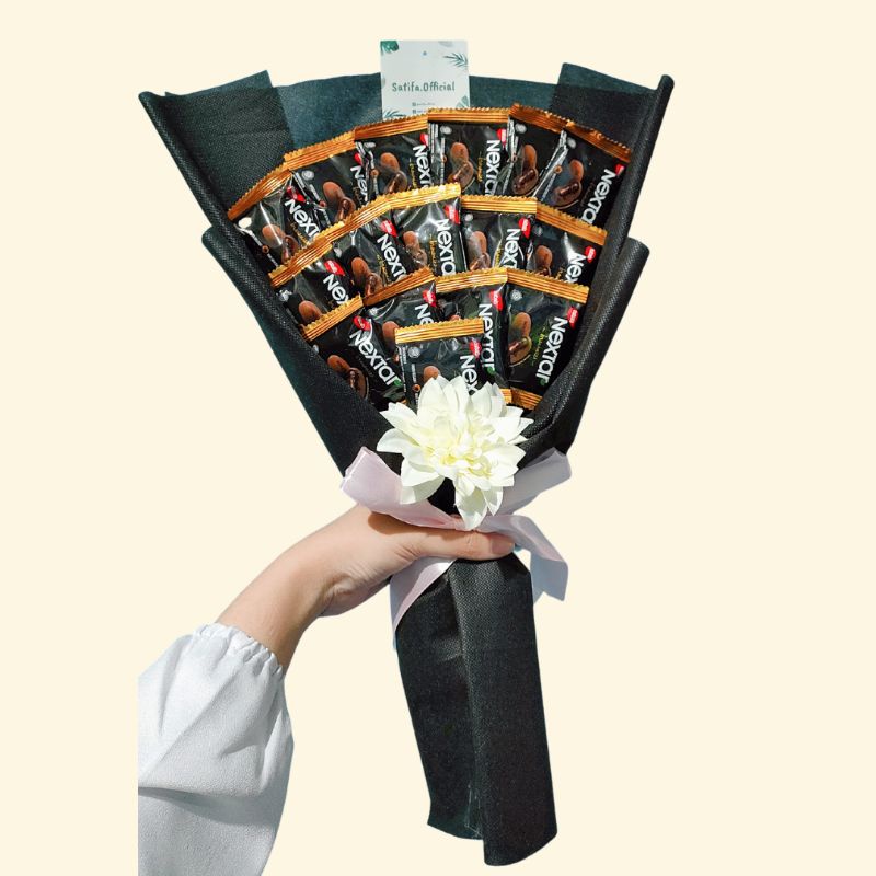 

Buket Nextar Jajanan Hadiah Wisuda | Buket Jajan Snack Coklat Ulang tahun