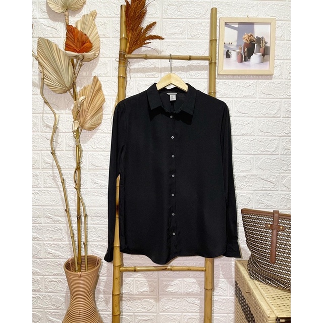 kemeja hitam HnM wanita