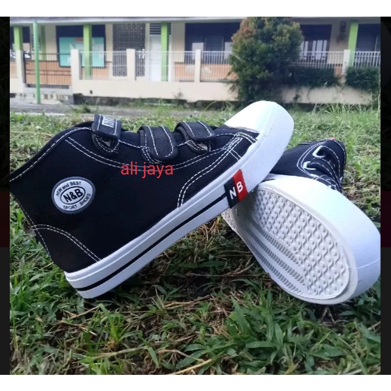 sepatu bot nb hitam putih prepet