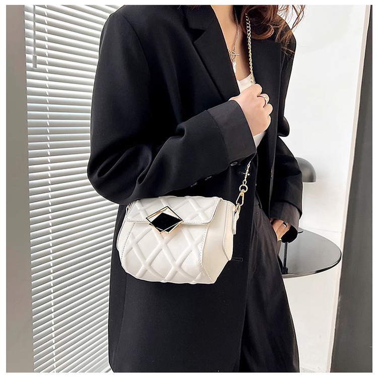 Tas messenger rantai trendi desain high-end baru, tas rantai populer musim panas wanita Tas Selempang Wanita  Fashion Trend Sling Bag Chain Shoulder Bag Fashion Aksesoris