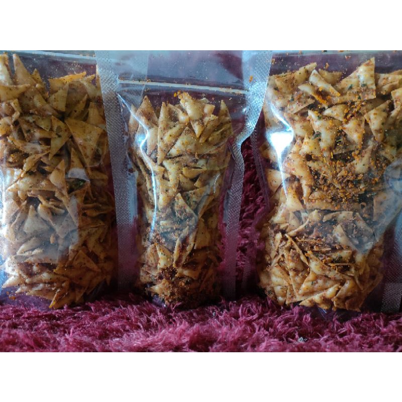 

Keripik pangsit pedas daun jeruk