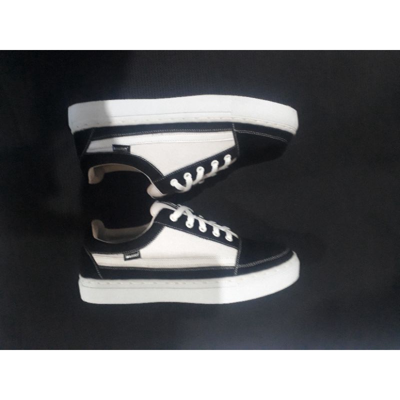 sepatu sneakers pria