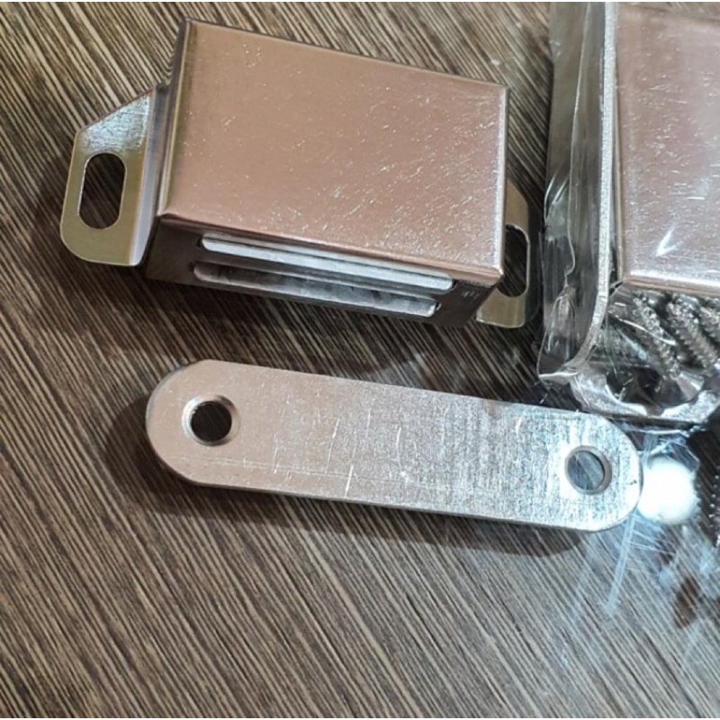 magnet pintu kayu lemari
