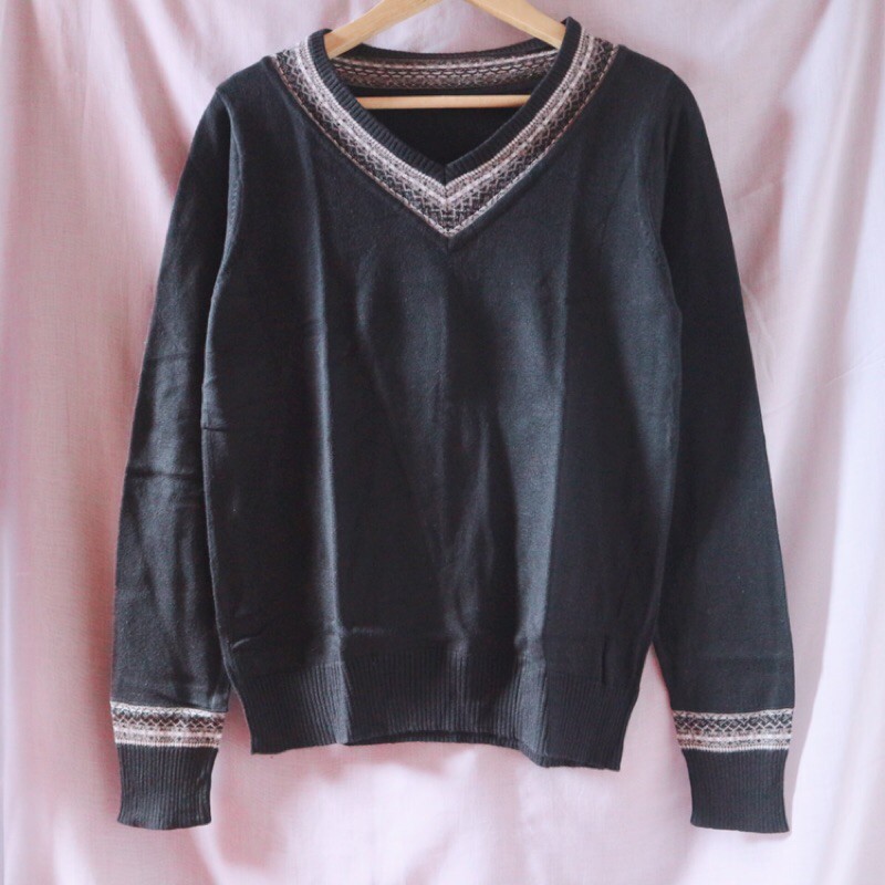 Sweater rajut v neck