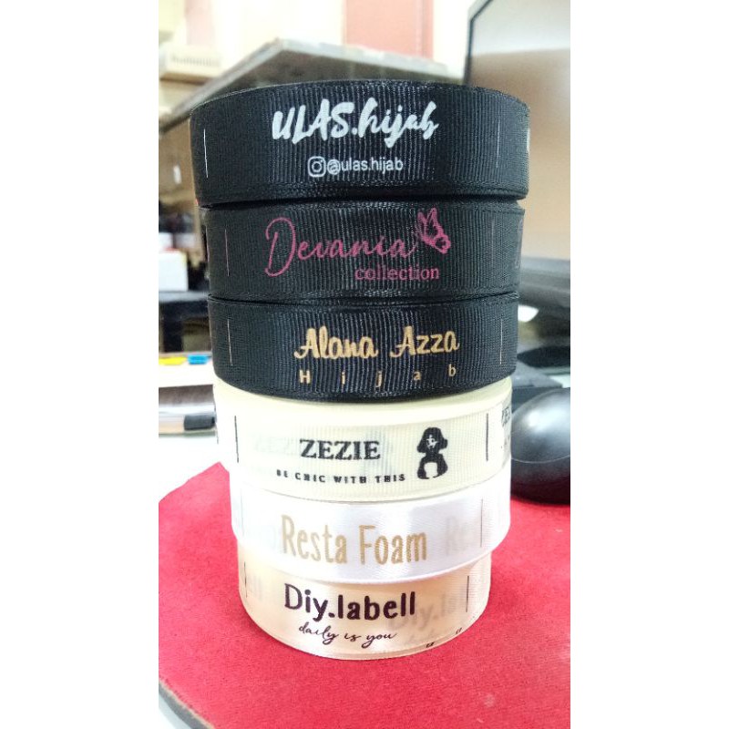 

LABEL BAJU DAN HIJAB FREE DESIGN/ PITA SABLON FREE DESAIN 2-4HARI JADI