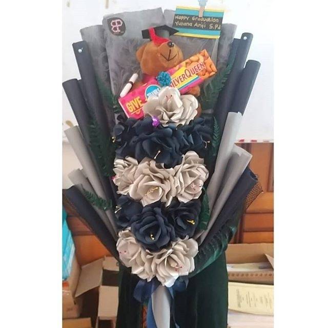 Buket bunga kertas+boneka wisuda+coklat permen murah meriah