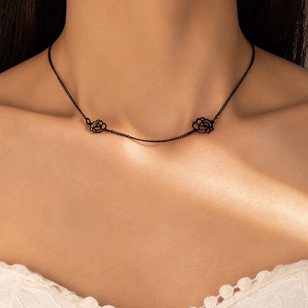 Kalung Choker Rantai Klavikula Desain Bunga Warna Hitam Bahan Logam Gaya Punk Untuk Wanita