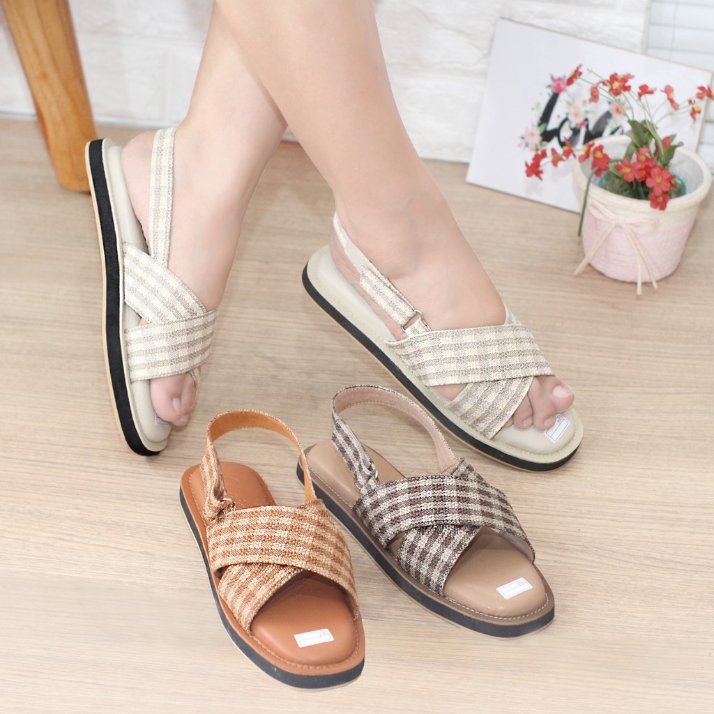 Sandal wanita korea motif kotak kotak terbaru tali belakang flat puffy - MAUDY