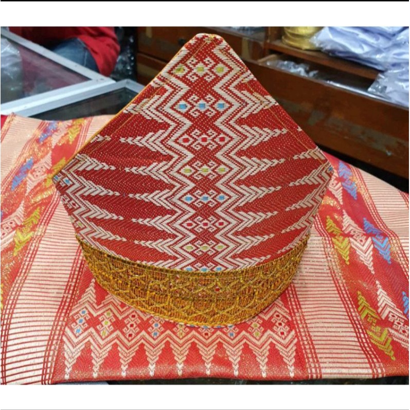 kain selempang songket dan topi tanjak adat Palembang / Padang / Riau / Melayu / sumatra