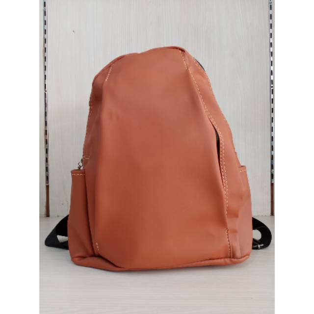 Tas wanita kulit warna coklat, bahan kulit.