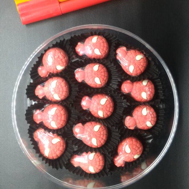 

Cokelat karakter bentuk spiderman