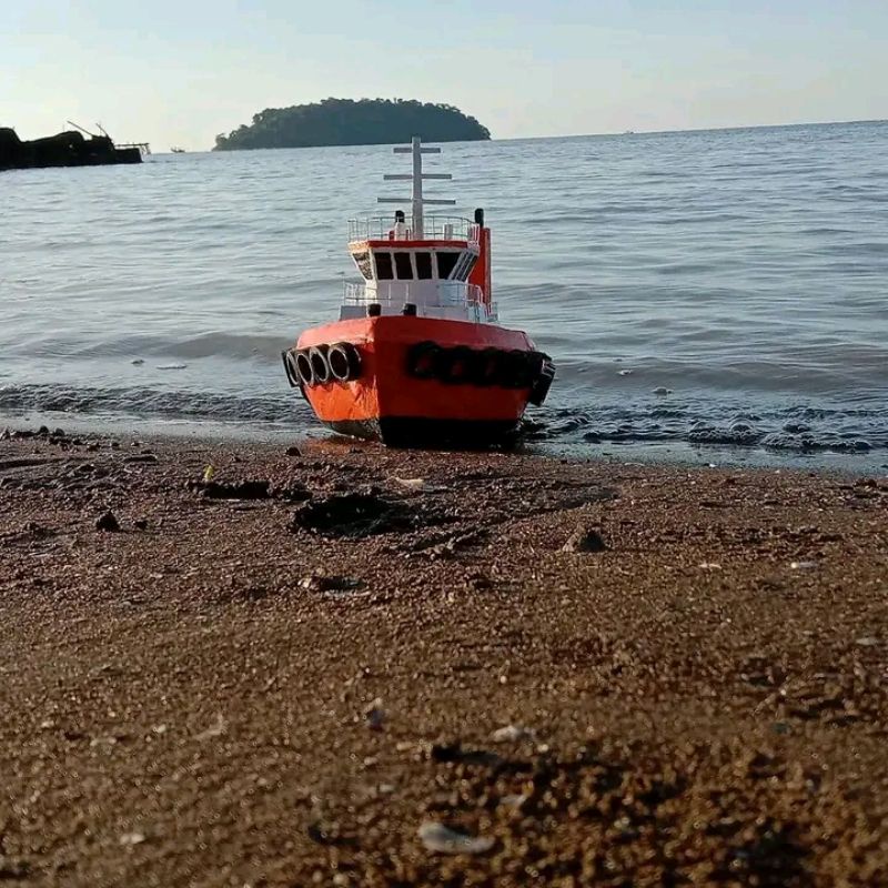 Miniatur kapal tugboat