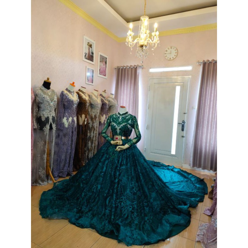 gaun hijau mewah