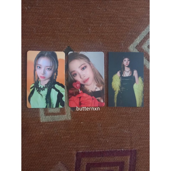 itzy guess who (pc folded poster ryujin, yuna, hidden card lia)